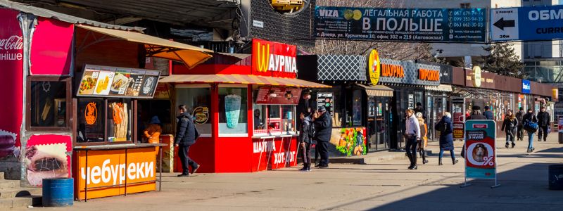 В Днепре автовокзал поглотила "цветная плесень" киосков