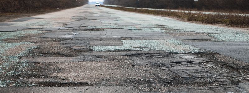 Кладбище колпаков: как выглядит трасса Днепр - Кривой Рог после зимы