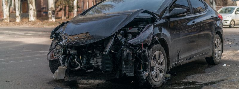 В центре Днепра не разминулись Hyundai и Chevrolet: отлетевший бампер повредил припаркованное авто