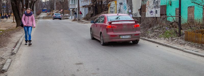 В центре Днепра опасно ходить: пешеходам приходится двигаться по проезжей части