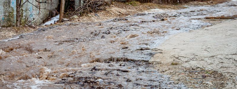 В Днепре на Крутом спуске вода размывает дорогу