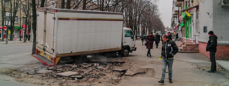 В Днепре грузовик «Море пива» провалился в асфальт из-за лопнувшей плиты теплотрассы