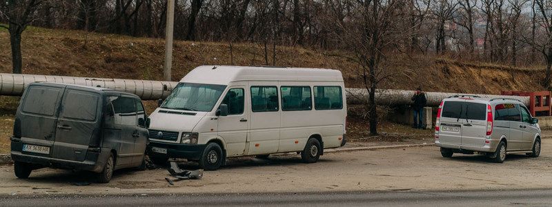 В Днепре на Космической столкнулись два Mercedes Vito: пострадали два человека