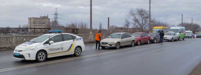 В Днепре на виадуке столкнулись 5 машин: пострадала женщина