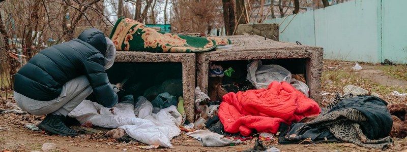 В Днепре подростки с полицией и спасателями помогли бездомному, который жил под бетонными плитами