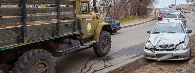 В Днепре на Щепкина лоб в лоб столкнулись Daewoo и учебный ЗИЛ