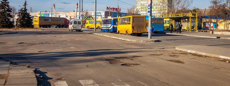 В Днепре дорога на улице Столетова усыпана ямами