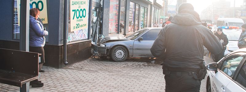 В Днепре Honda «влетела» в витрину "Готівочки"