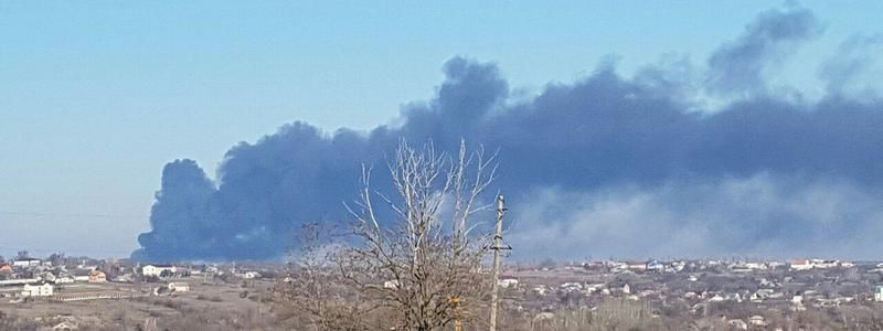 Под Днепром горит завод пластмассы: черный дым тянет в город