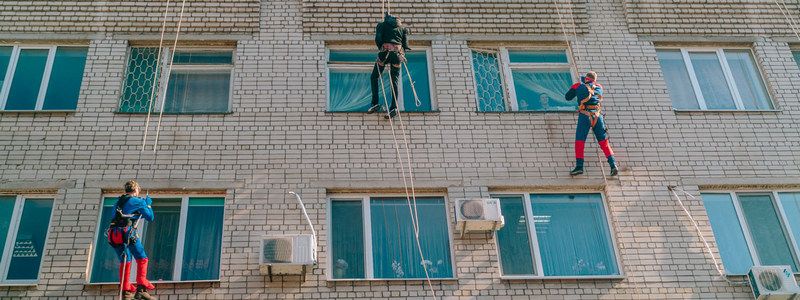 В Днепре с крыши больницы на Космической по тросам спускались супергерои