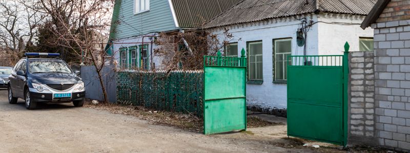 В Днепре подозреваемого в убийстве задержали в чужом доме: мужчина пытался перерезать себе горло