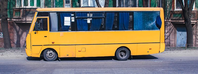 В Днепре на проспекте Нигояна стрела крана-манипулятора разбила окно маршрутки