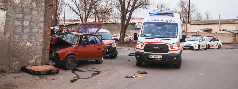 В Днепре «Москвич» пробил бетонную стену: двух детей забрала скорая