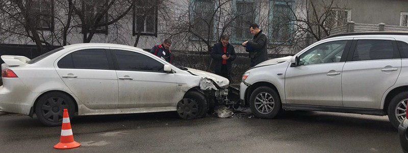 В Днепре столкнулись два Mitsubishi: среди пострадавших - 12-летняя девочка