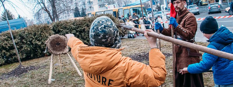 Днепр провожает зиму: взрослые жгут чучело, а дети бросают ножи