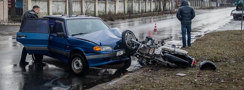 В Днепре столкнулись ВАЗ и мотоцикл: пострадавшему мотоциклисту нужны доноры крови