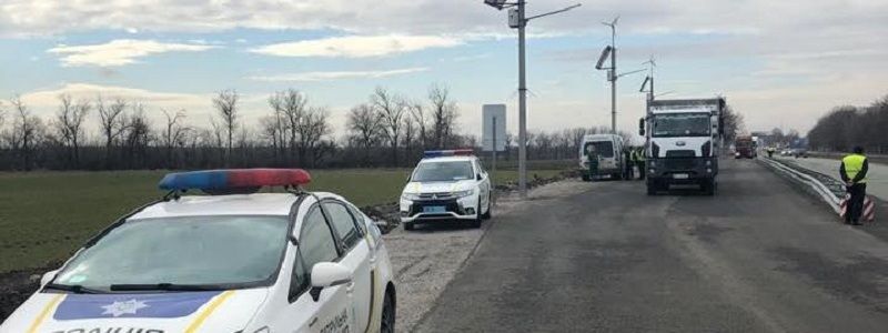 Стало известно, кто и зачем проверяет все грузовики на въездах в Днепр