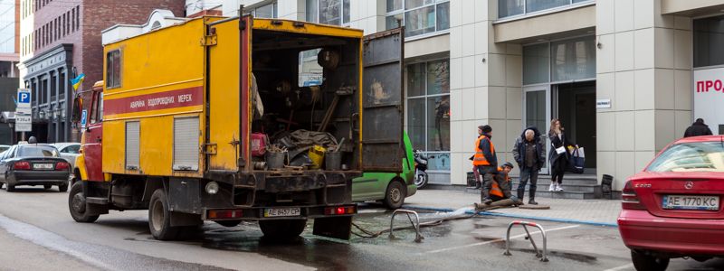 В Днепре на Мечникова из люка течет большой поток воды