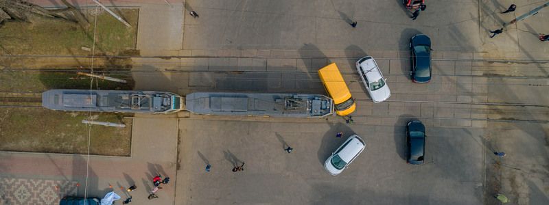 В центре Днепра трамвай № 1 протаранил Ford: движение электротранспорта заблокировано