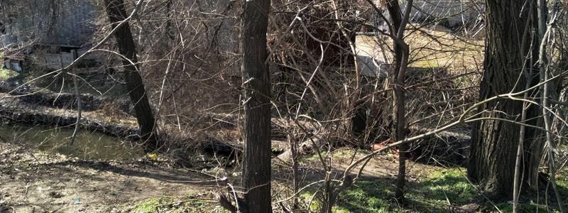 В Днепре в сточной яме нашли обросший водорослями труп мужчины