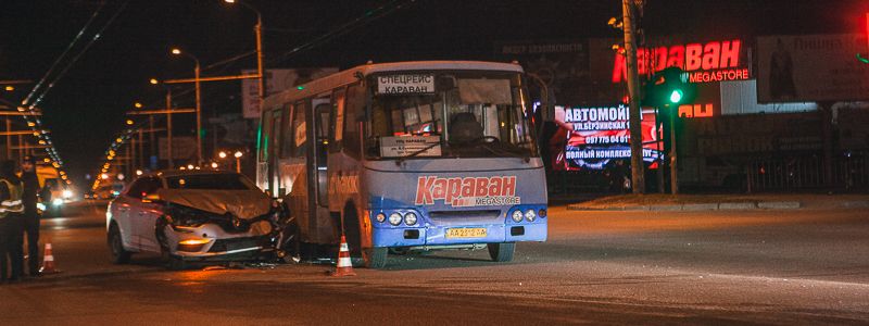 В Днепре на Березинке не поделили дорогу Renault и автобус "Каравана"