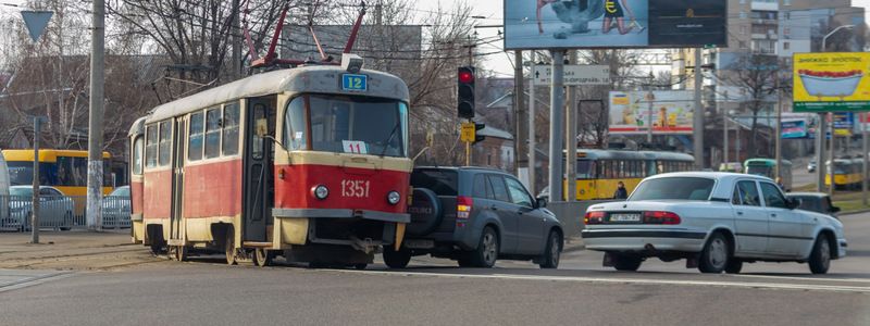 На Рабочей столкнулись Suzuki и трамвай: движение электротранспорта парализовано