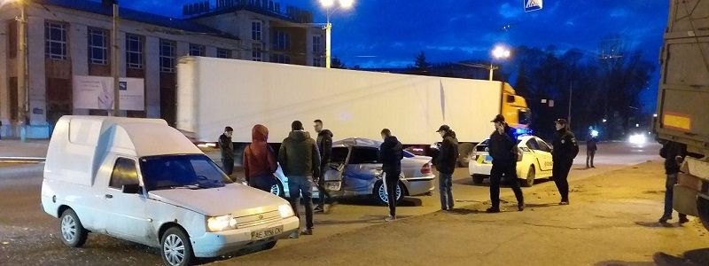 В Днепре зерновоз столкнулся с BMW и врезался в вентиляционные трубы метро: есть пострадавшие