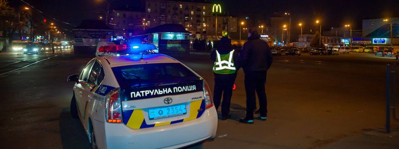 На Старом и Кайдакском мостах стоят правоохранители с автоматами