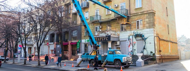 Жители дома на Воскресенской сами демонтируют аварийный фасад