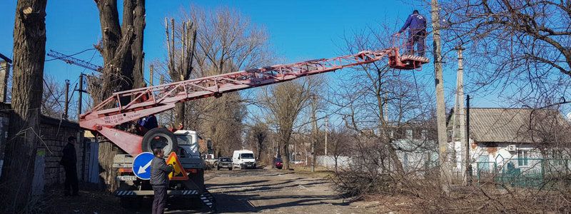 В Днепре на Янгеля фура зацепила провода, повалив на себя столб