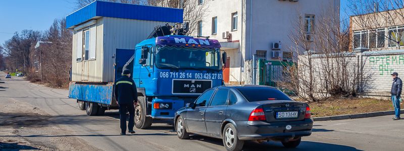 «Ты мужик или баба?»: в Днепре хозяин МАФа наехал на человека