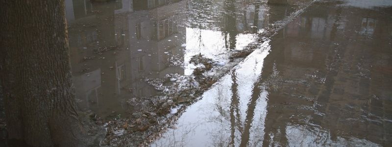 В Днепре на 12 квартале в новом сквере из-под плитки бьет вода