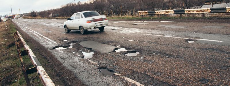 Кратеры, выбоины и кладбище на обочине: как выглядит трасса Днепр - Харьков после зимы