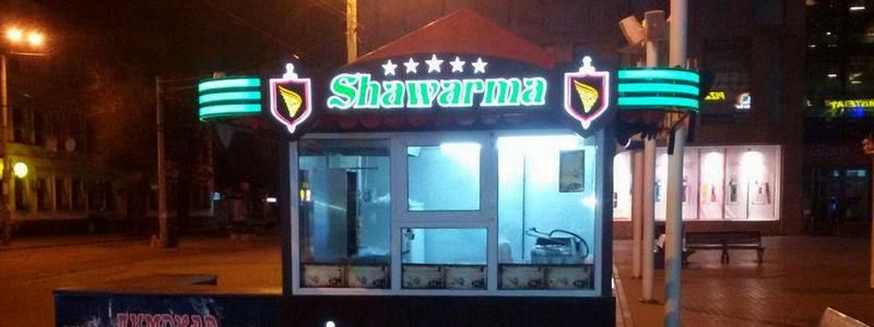 В Днепре на Европейской площади парень из Shawarma сливал помои в ливневку