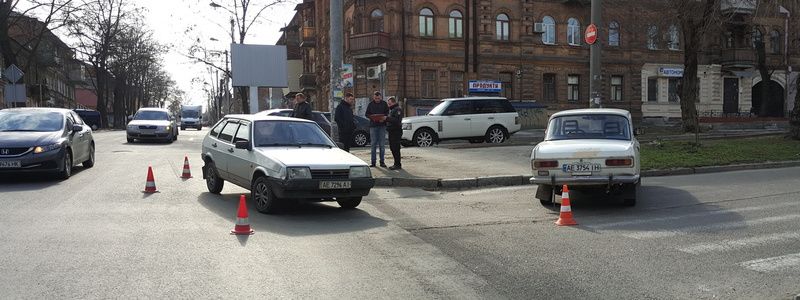 В Днепре на Сечевых Стрельцов не поделили дорогу ВАЗ и "Москвич"