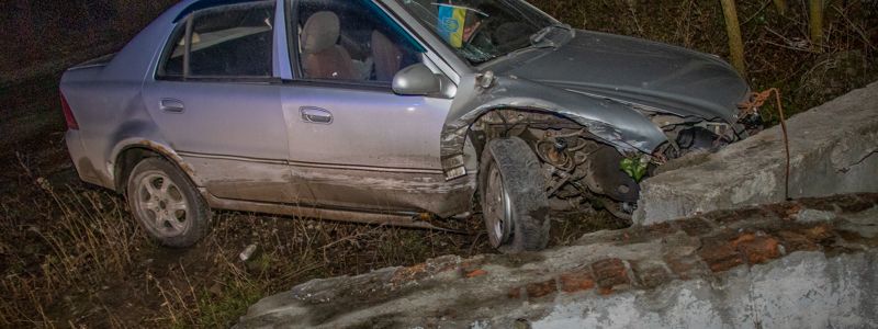 В Днепре водитель c годовалым ребенком в салоне устроил погоню и "влетел" в бетонный блок