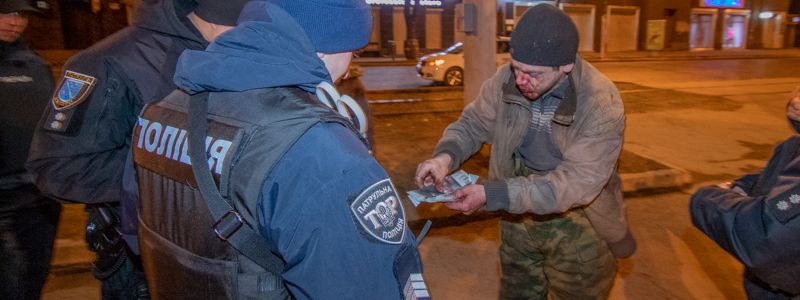 В Днепре на проспекте Яворницкого трое пытались сорвать с мужчины золотую цепочку