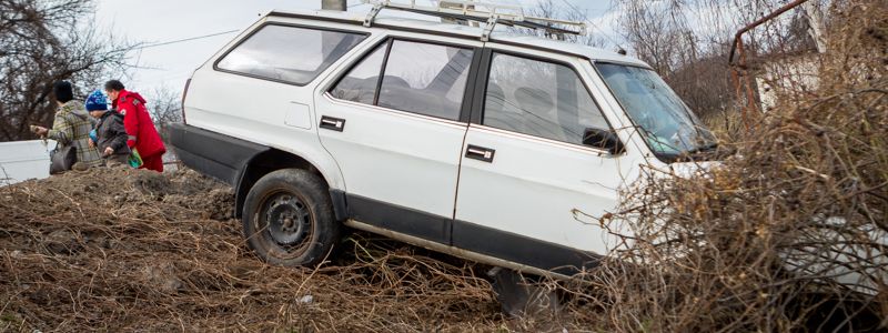 В Днепре на Гайдамацкой Fiat на скорости слетел с дороги и врезался в забор