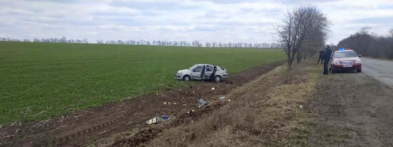 Под Днепром Renault вылетел в кювет и "кувыркнулся": 8-летнего ребенка забрала скорая