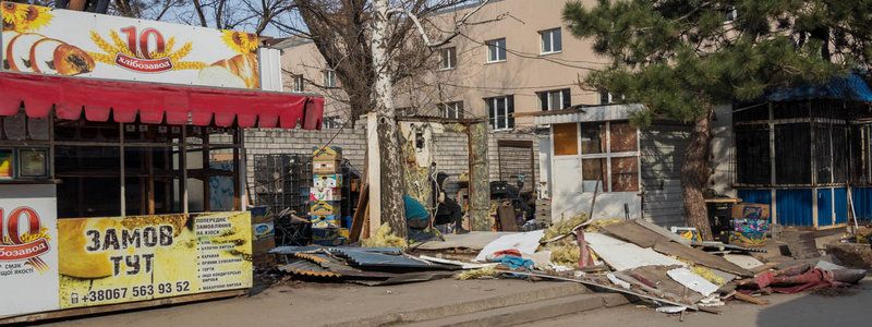 В Днепре на Калиновой разгромили торговые ларьки