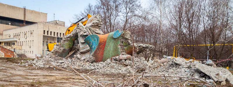 Спасенная табличка и давняя монета: подробности сноса скульптуры возле "Метеора" в Днепре