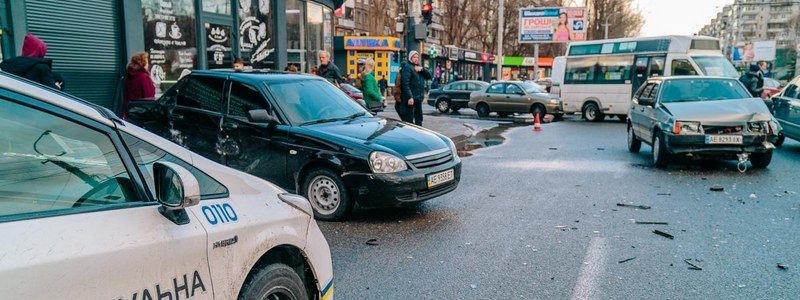 В Днепре на Калиновой столкнулись два ВАЗа: двух прохожих зажало между авто и магазином