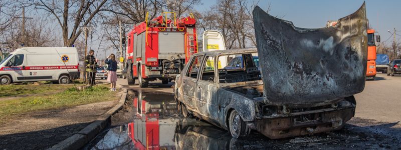 В Днепре возле WOG на Передовой на ходу загорелся ЗАЗ