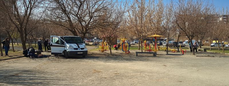 В Днепре на бульваре Славы на детской площадке умер мужчина