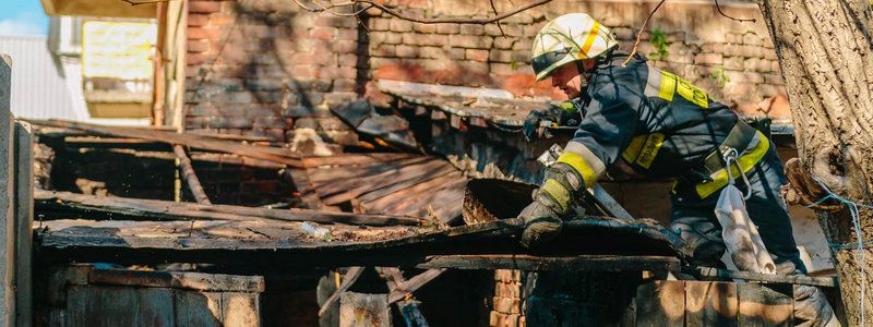 В Днепре произошел пожар во дворе полузаброшенного дома