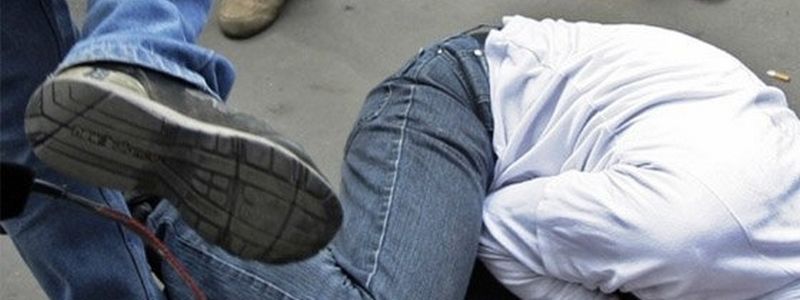 В Днепре на Мира двое мужчин избили человека с инвалидностью