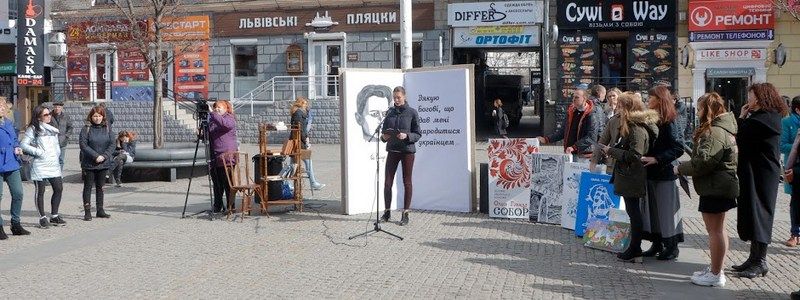 "2019 секунд Гончара": в Днепре отметили годовщину со дня рождения писателя