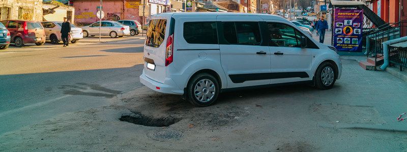 В центре Днепра на тротуаре появилась глубокая яма