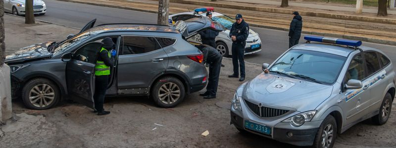 Погоня и стрельба в центре Днепра: разбита полицейская Toyota, патрульный получил травму