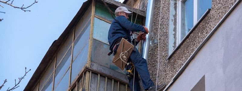 В Каменском активно чинят крыши домов и запускают лифты